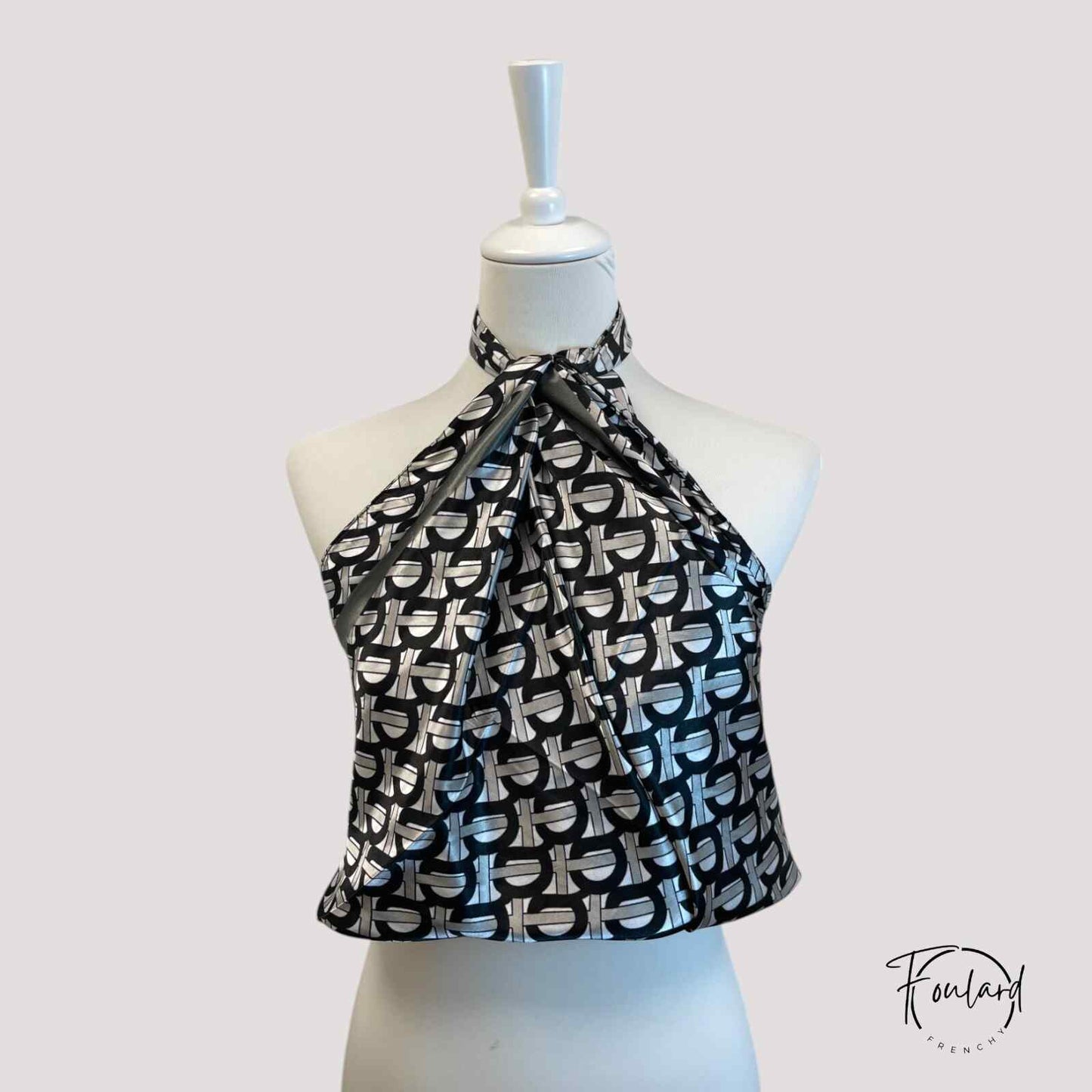 Foulard carré noir et argenté avec motifs géométriques