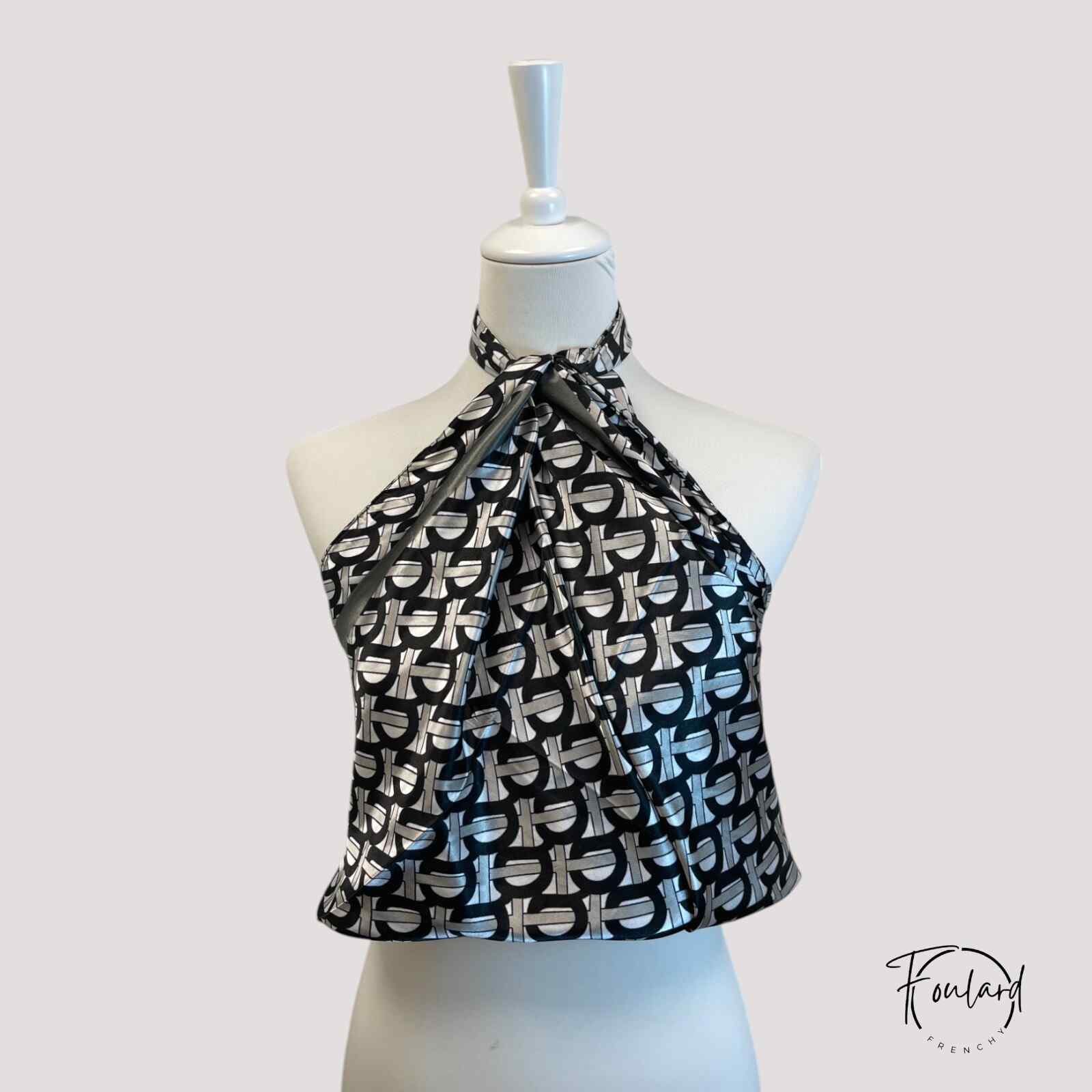 Foulard carré noir et argenté avec motifs géométriques