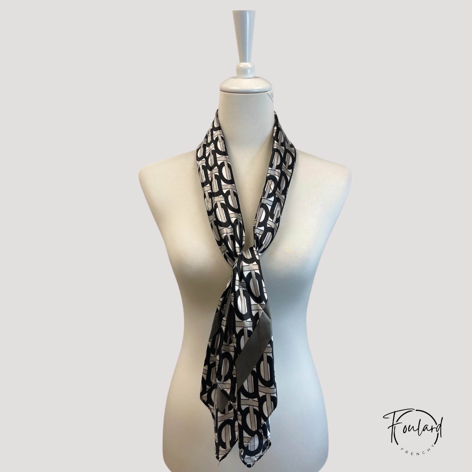 Vue latérale du foulard en soie lisse, noir et argenté