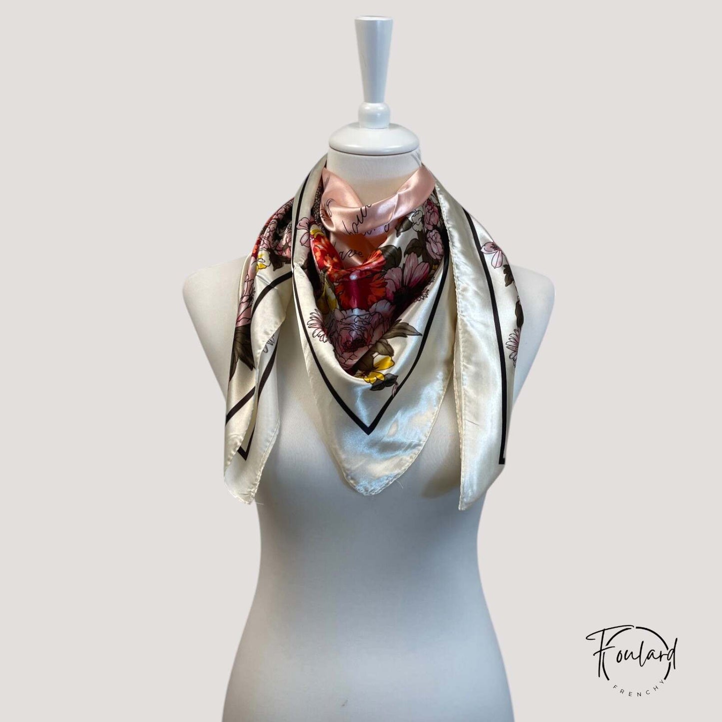 Foulard rouge noué, mettant en valeur les détails floraux