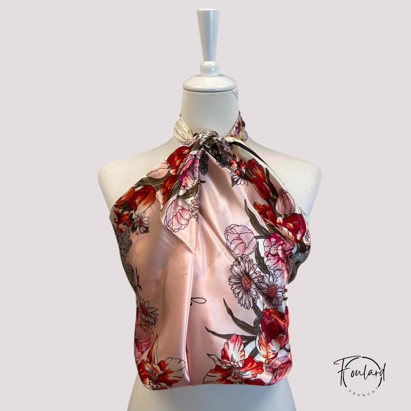 Foulard carré rouge avec motifs floraux élégants