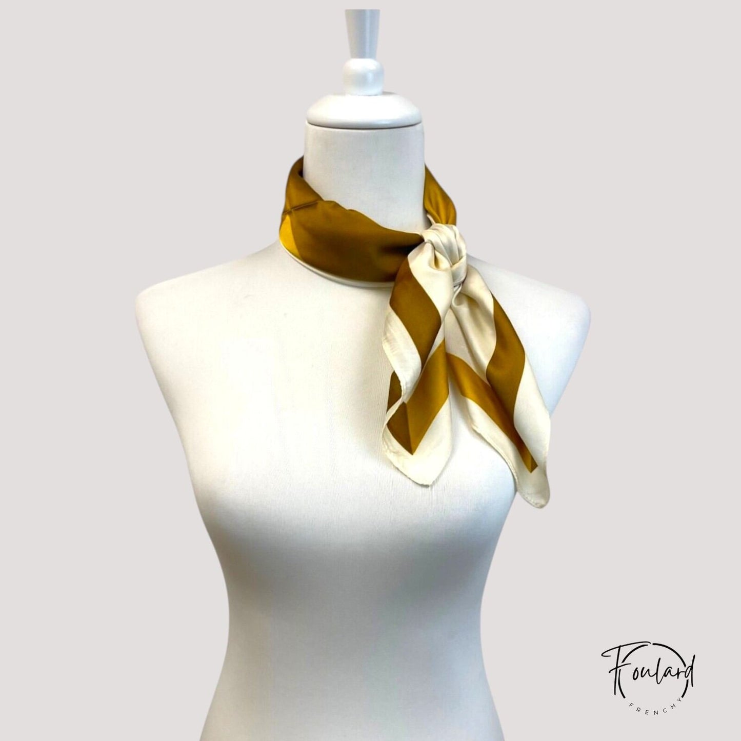 Foulard noué autour du cou, style chic et moderne