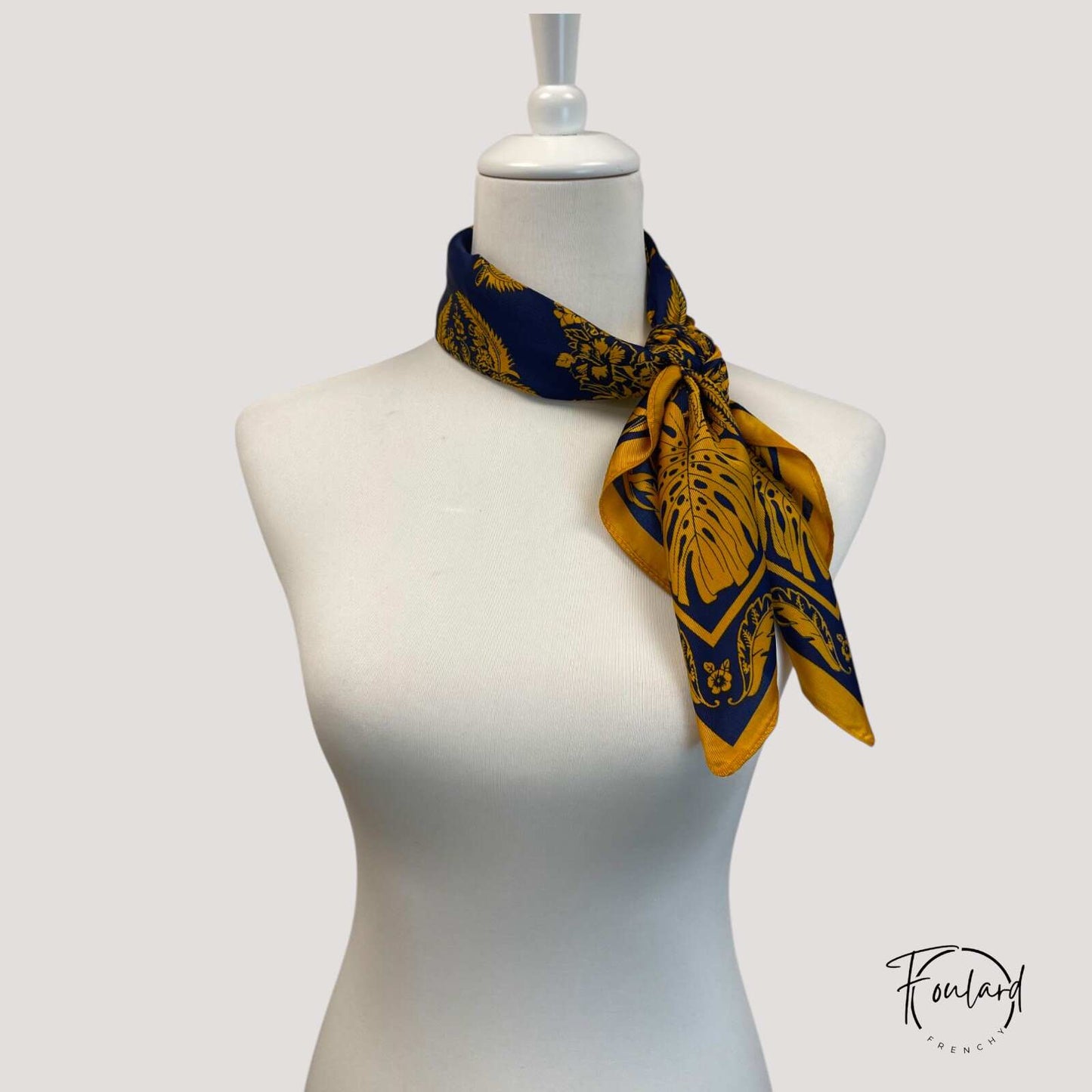 Foulard bleu porté autour du cou, style élégant et léger