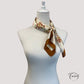 Foulard brun posé à plat, dimensions 70 x 70 cm