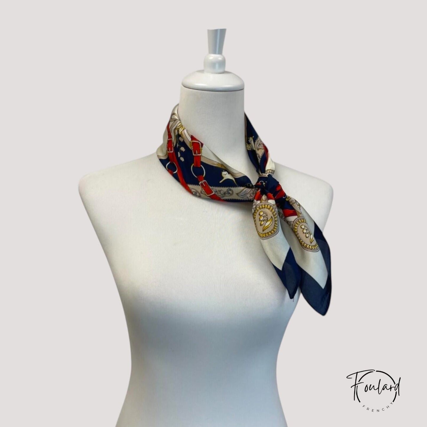 Foulard bleu en polyester posé sur une surface blanche