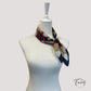 Foulard bleu en polyester étalé montrant ses dimensions