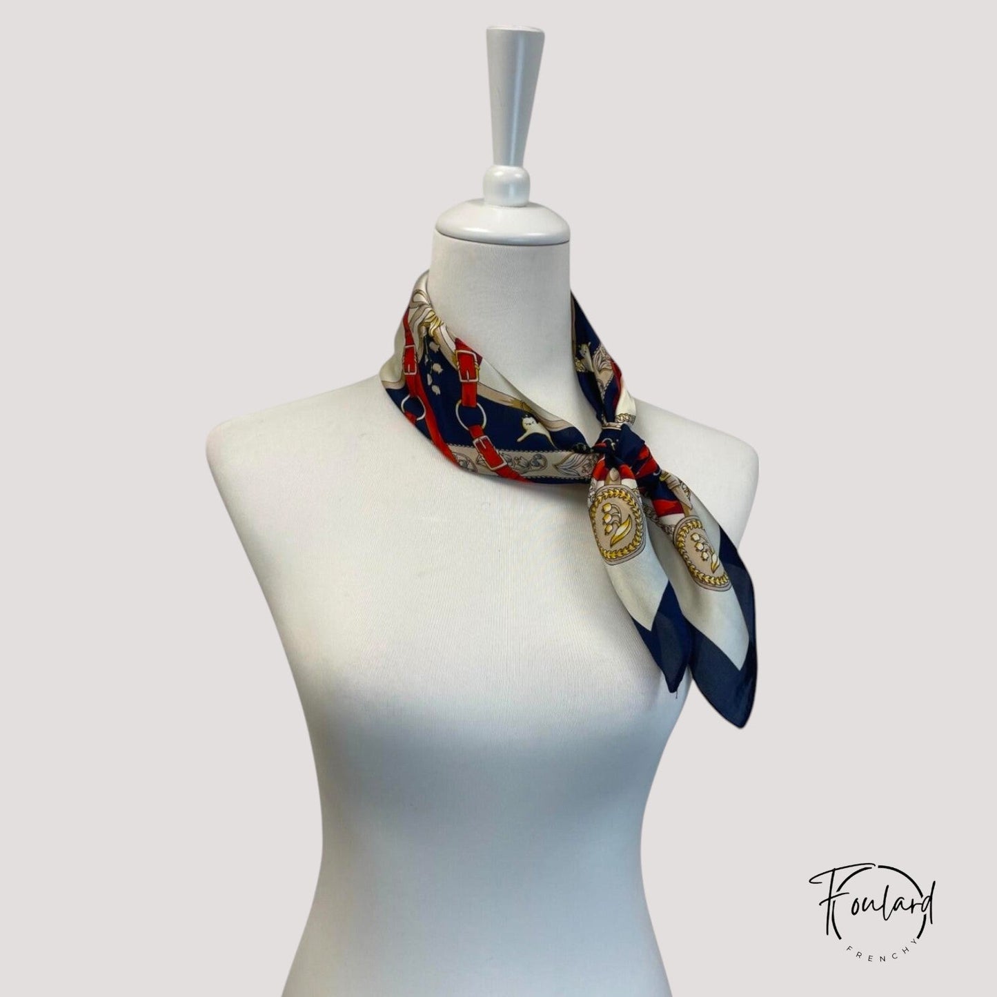Foulard bleu en polyester étalé montrant ses dimensions