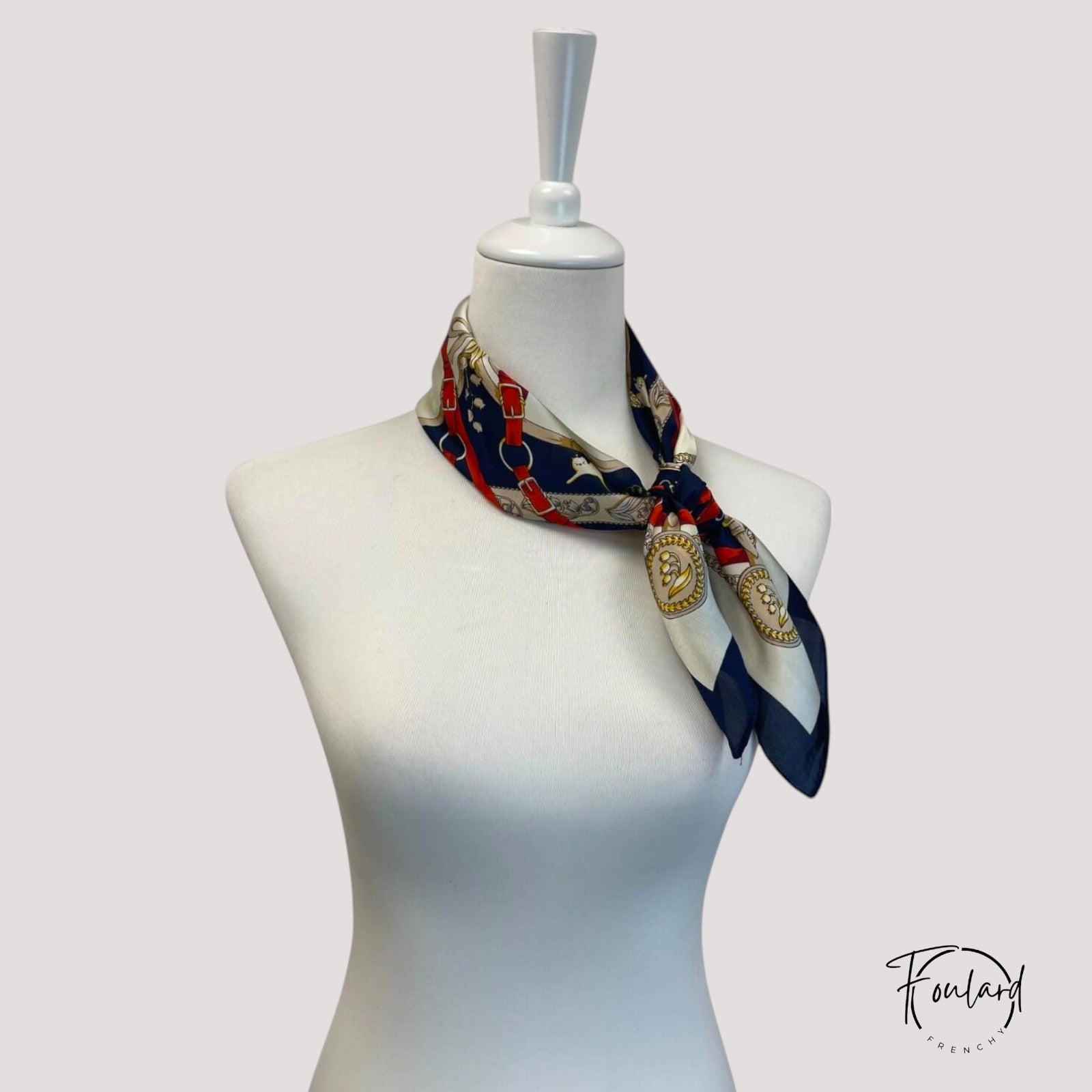 Foulard bleu en polyester étalé montrant ses dimensions