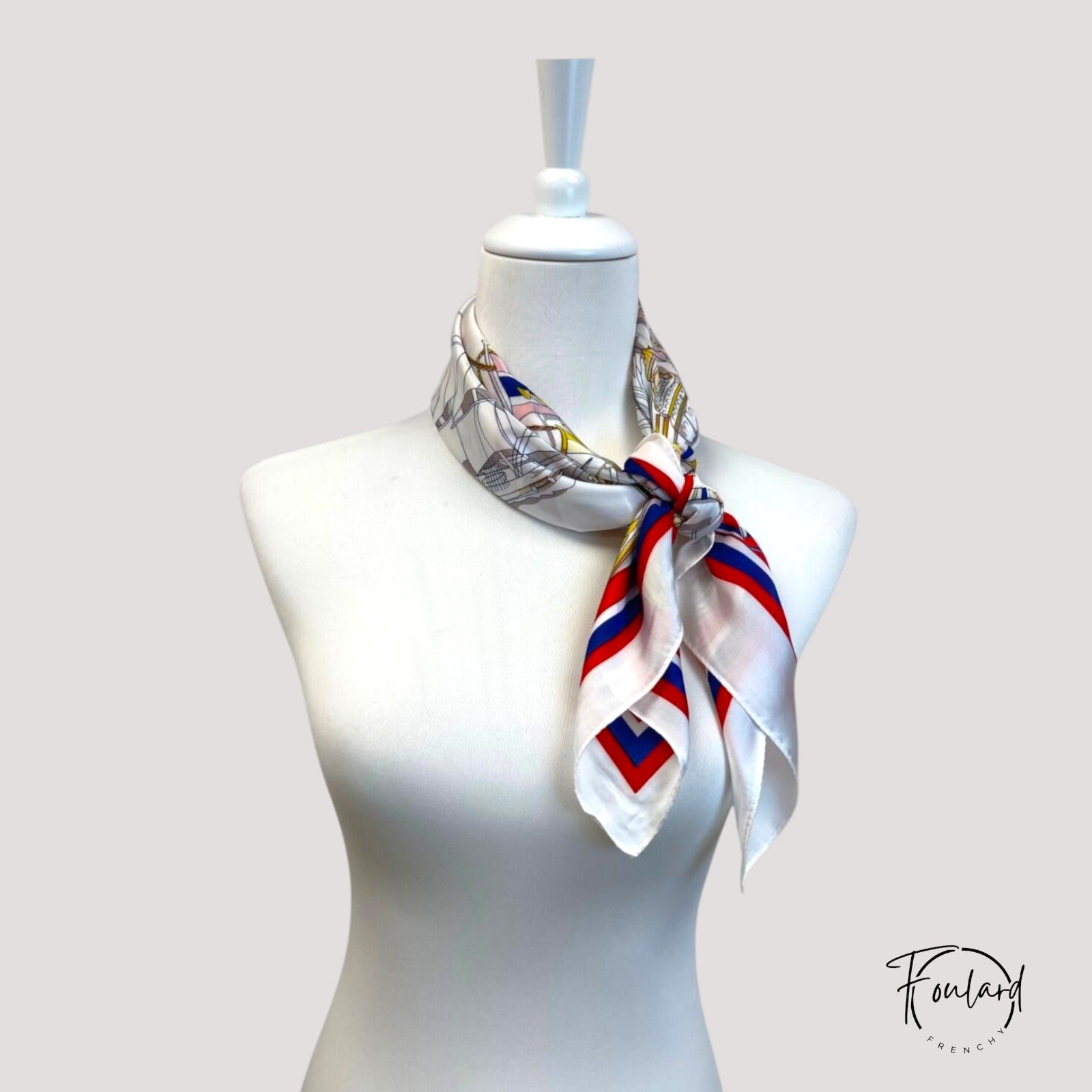 Vue de côté du foulard, soulignant sa légèreté