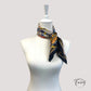 Détail des bords du foulard en soie multicolore