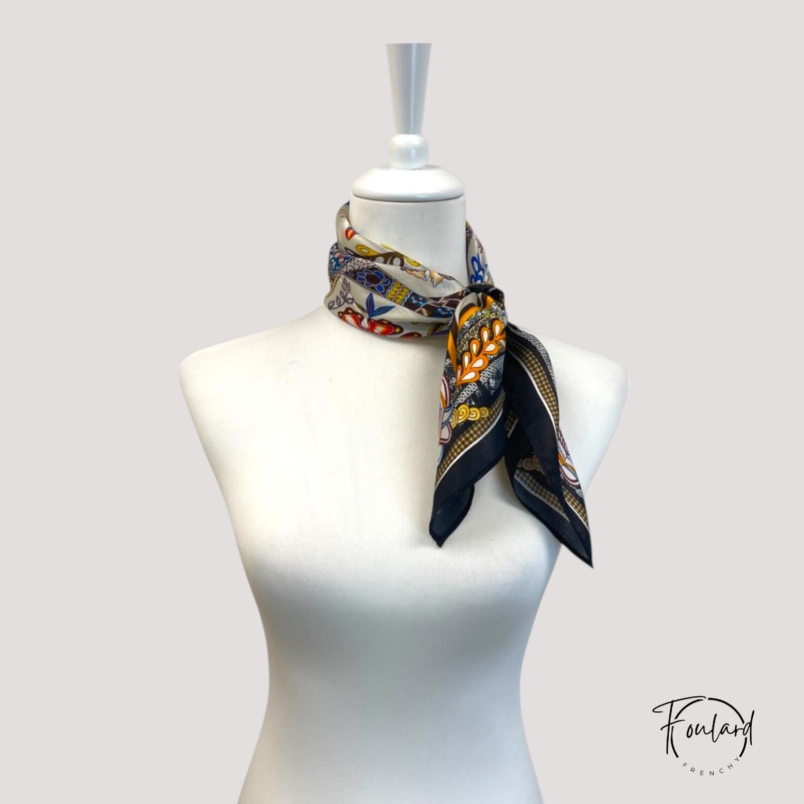 Détail des bords du foulard en soie multicolore