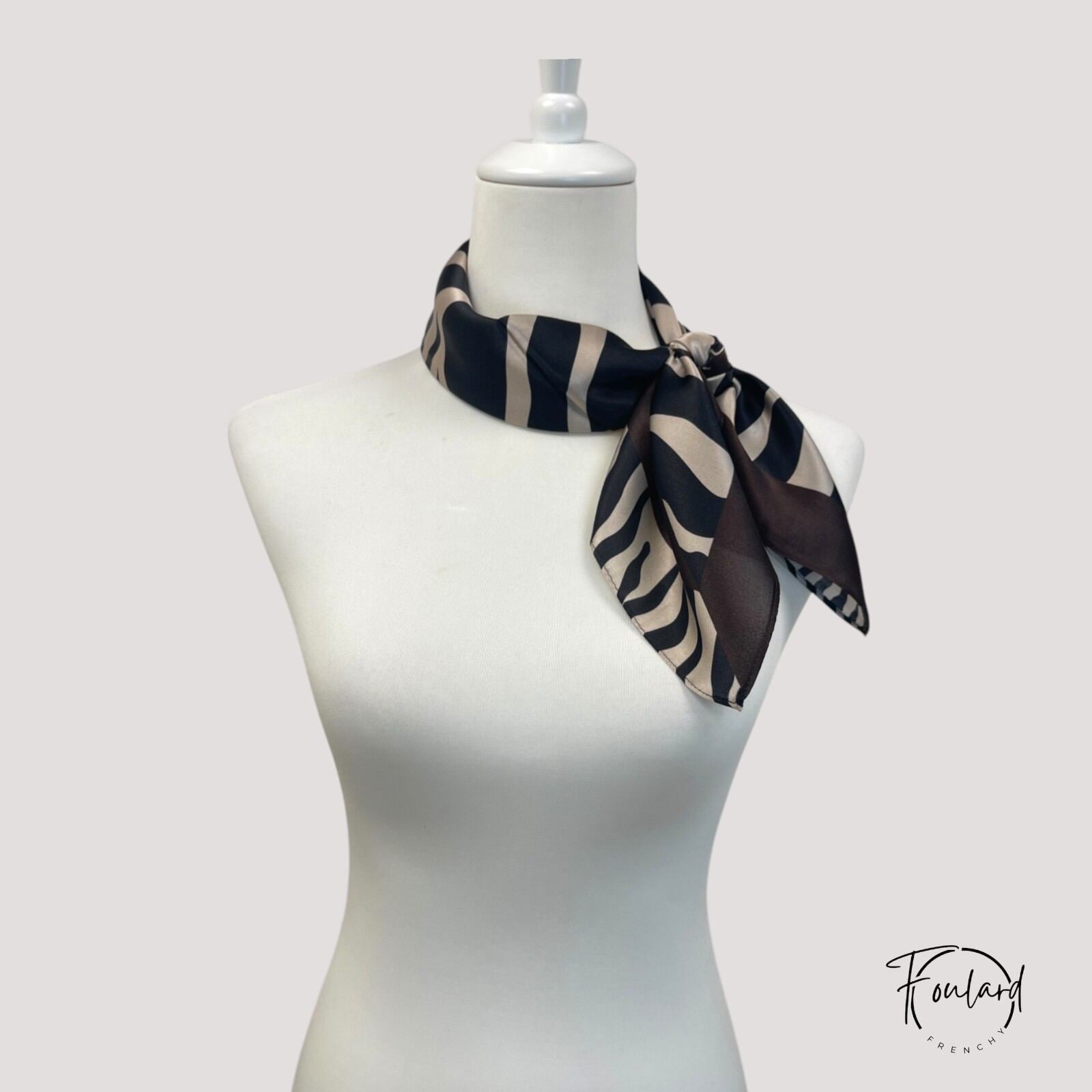 Foulard carré en soie marron et argenté, vue de face