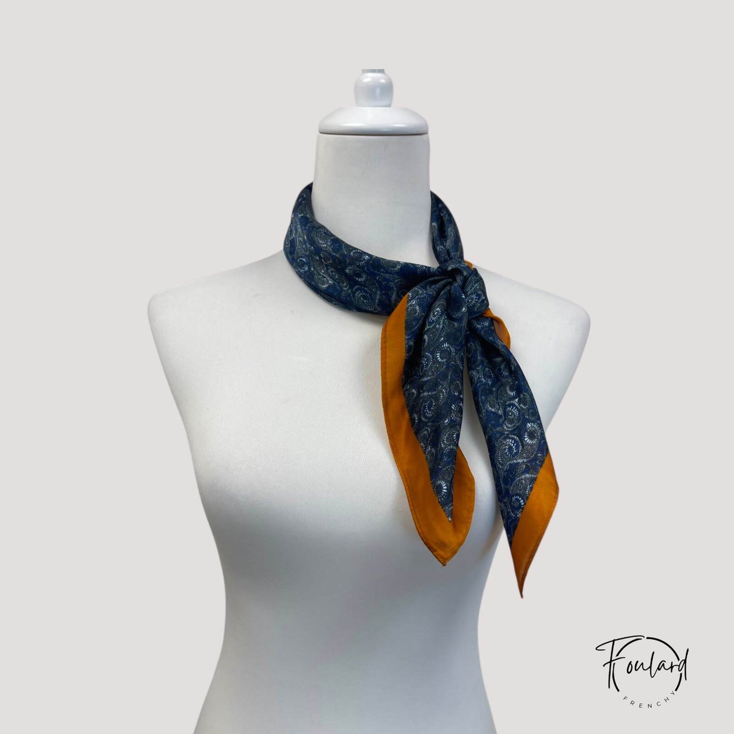 Foulard drapé sur un mannequin, illustrant son élégance