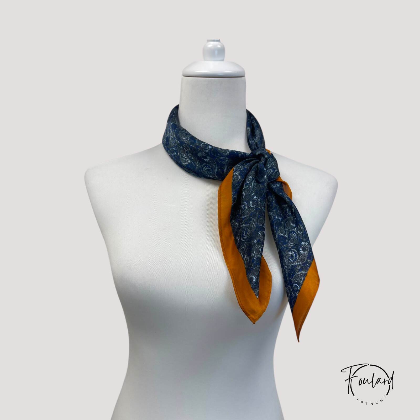 Foulard drapé sur un mannequin, illustrant son élégance