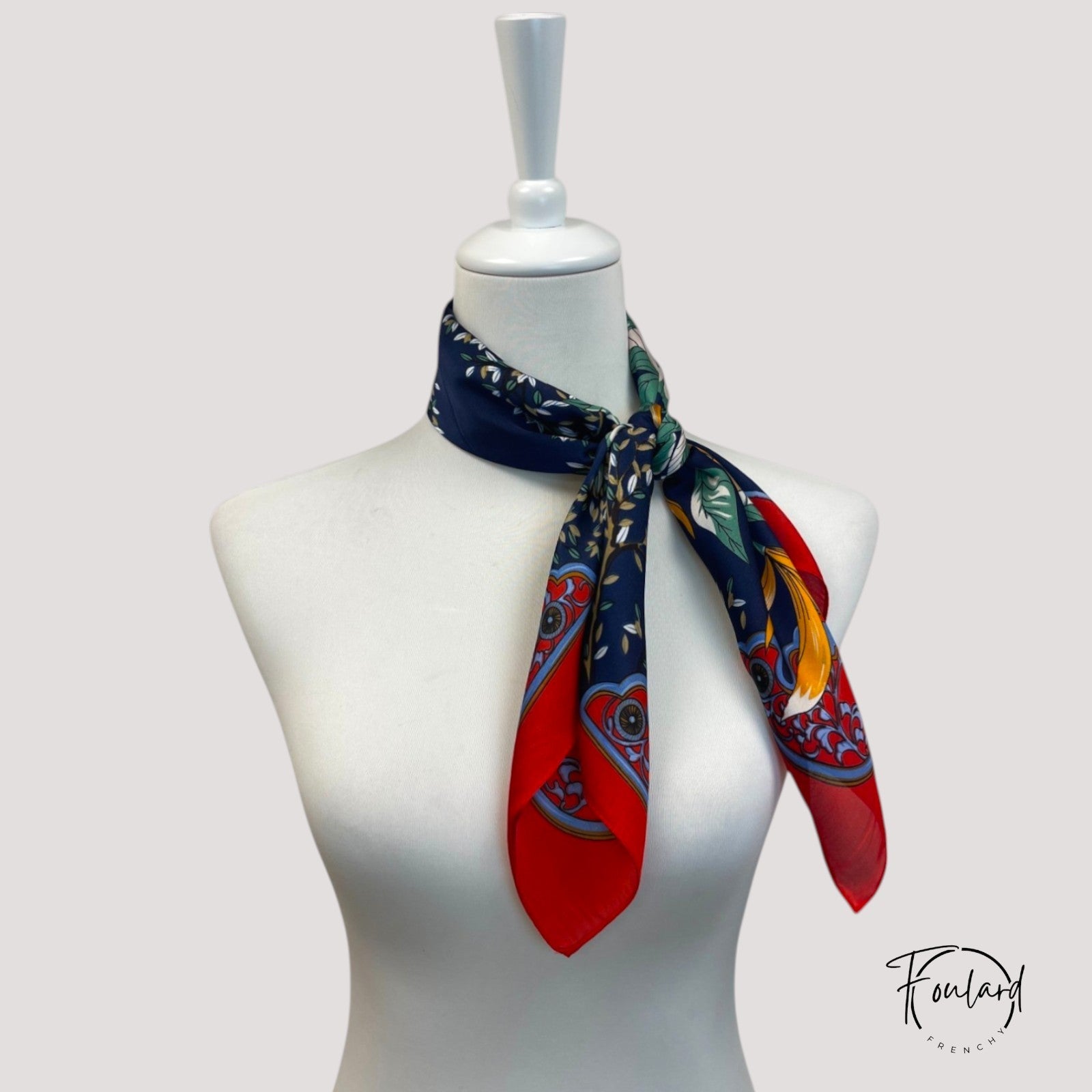 Foulard noué en headband, montrant sa polyvalence