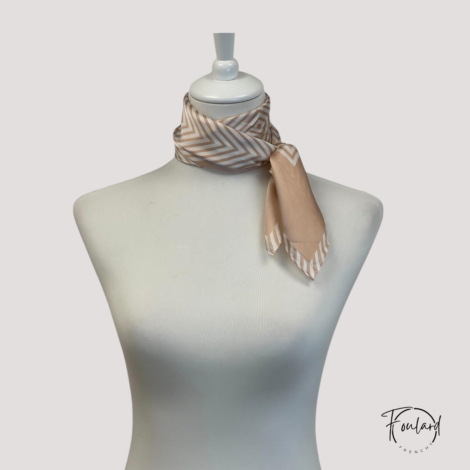 Foulard beige noué en queue de cheval, coiffure élégante