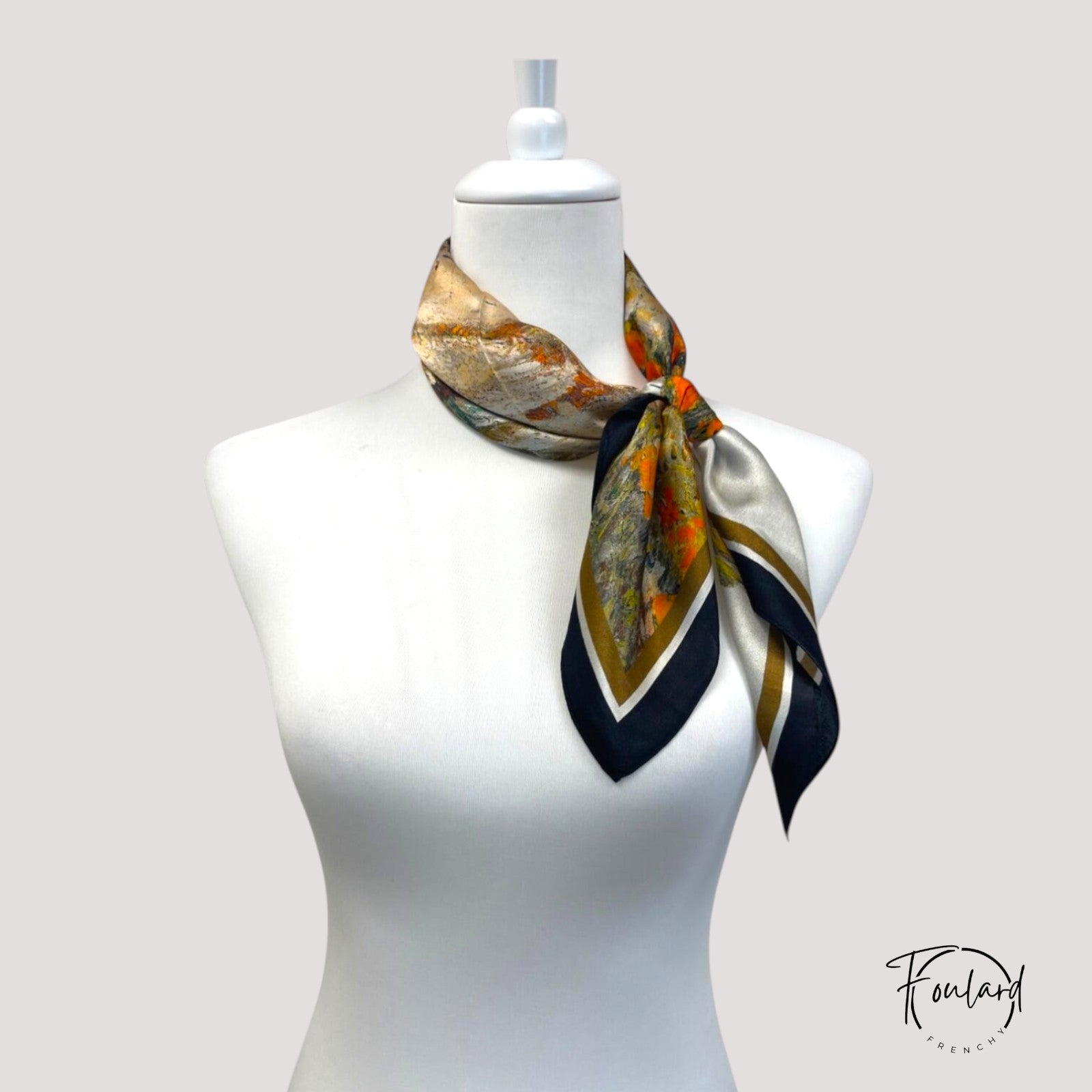 Foulard en soie posé à plat, motifs visibles