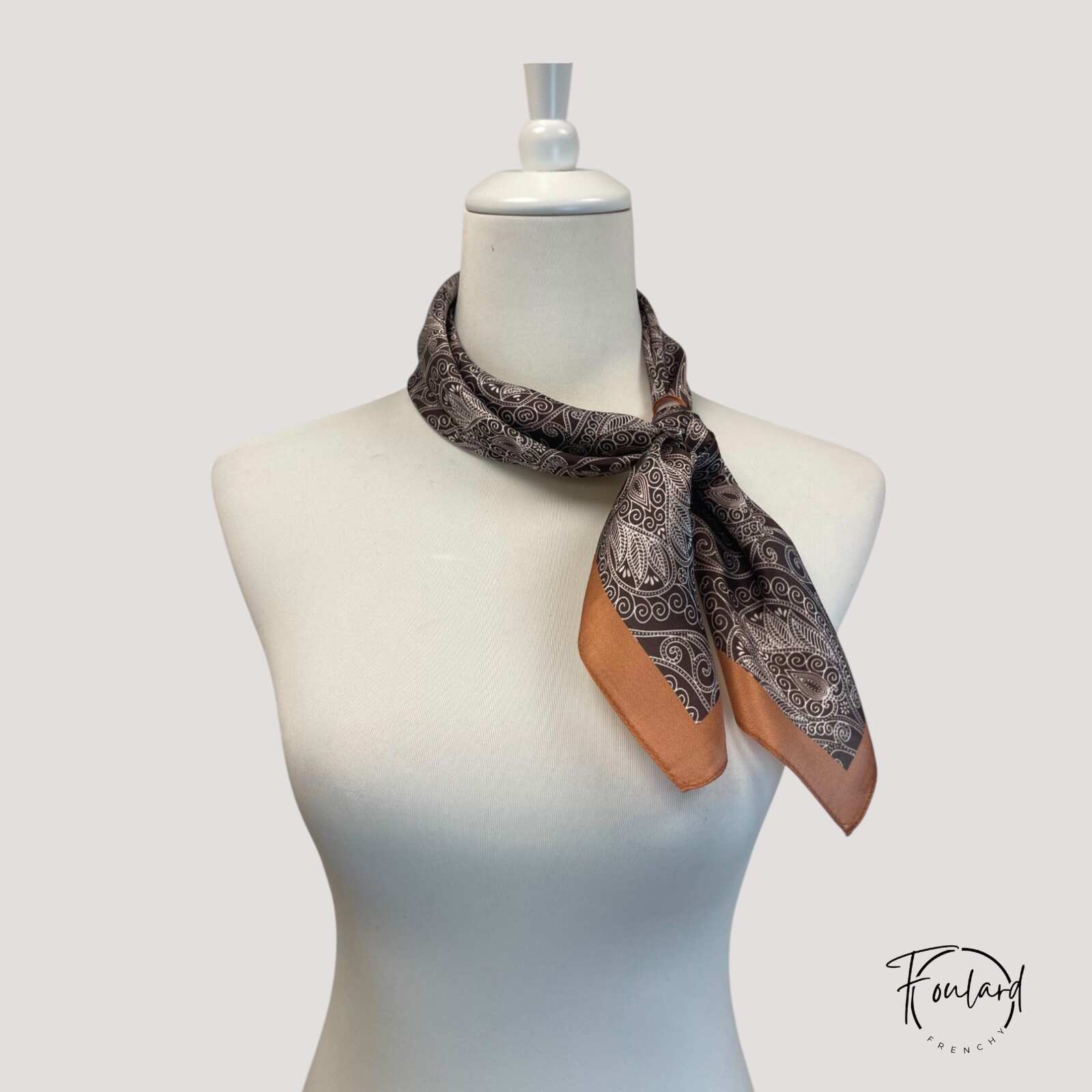 Foulard en soie marron et gris, texture lisse et raffinée
