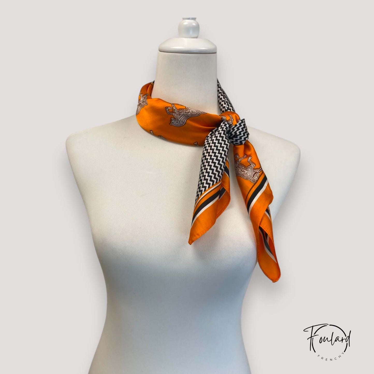 Détail du bord du foulard, soulignant la finition soignée