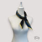 Foulard en soie porté dans les cheveux, style raffiné