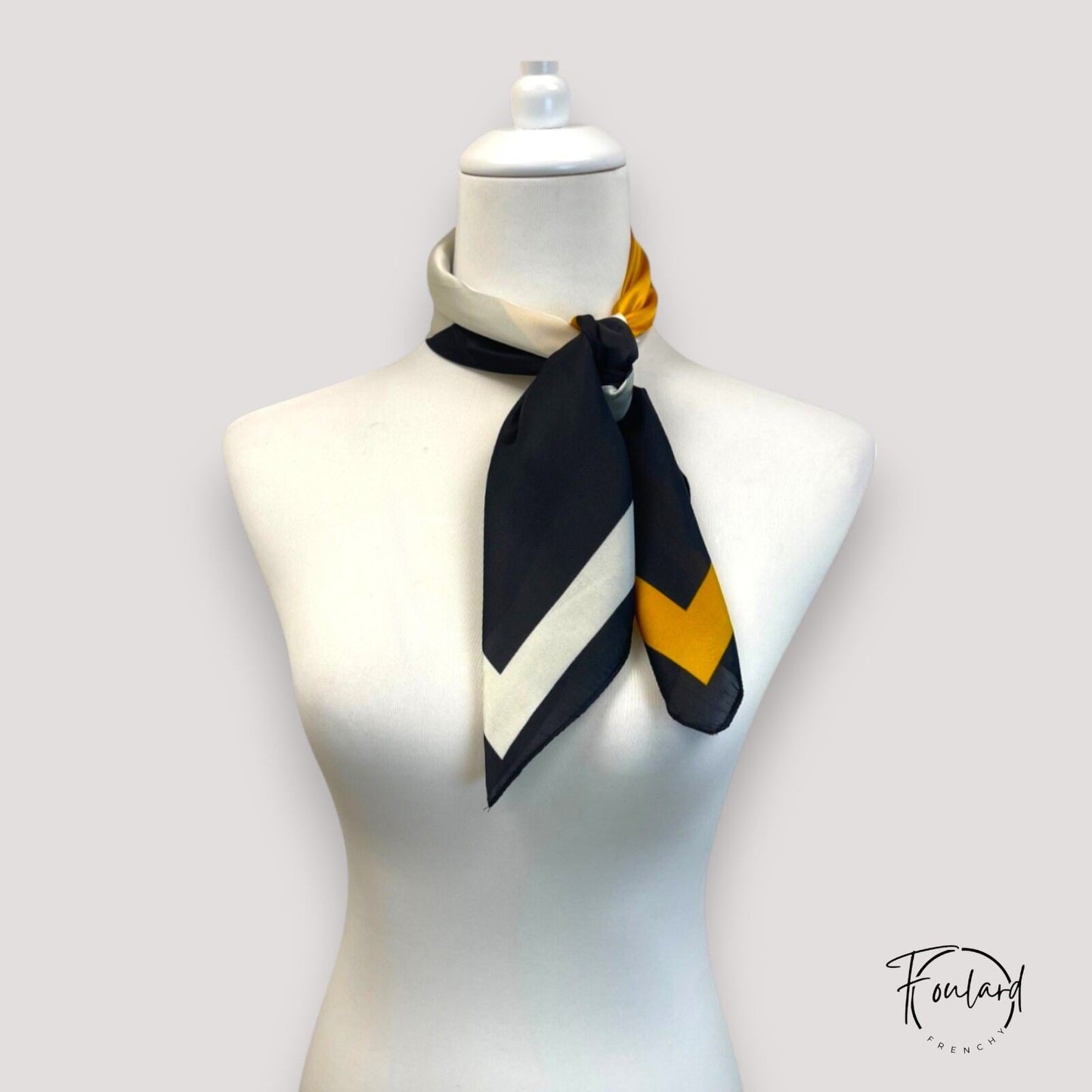 Détail des coutures du foulard en polyester