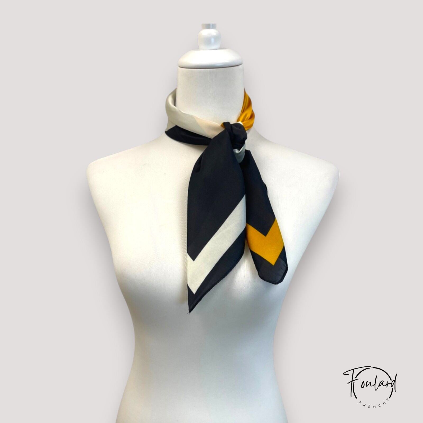 Détail des coutures du foulard en polyester