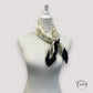 Détail du bord du foulard blanc avec couture fine