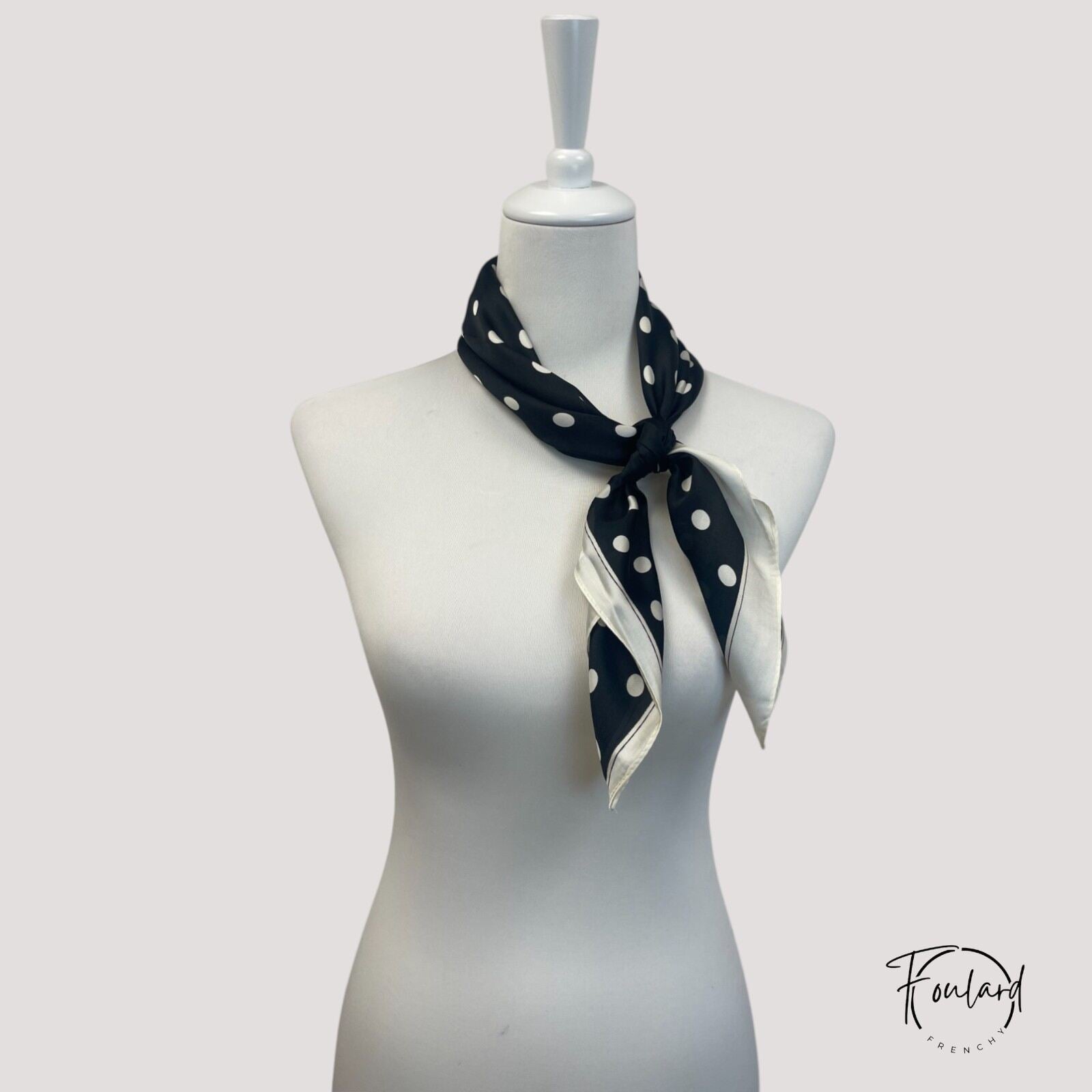 Foulard en polyester noir, pois blancs et bordure chic