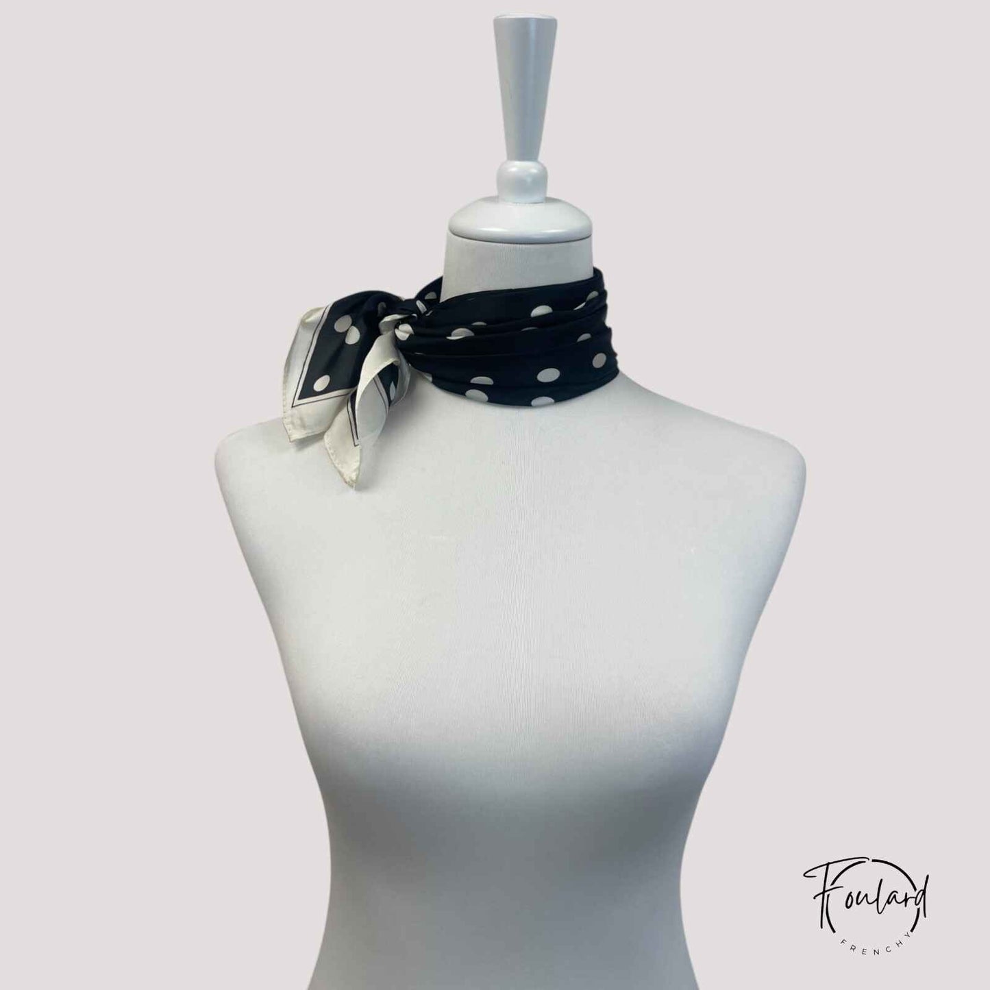Gros plan sur les pois blancs du foulard rétro