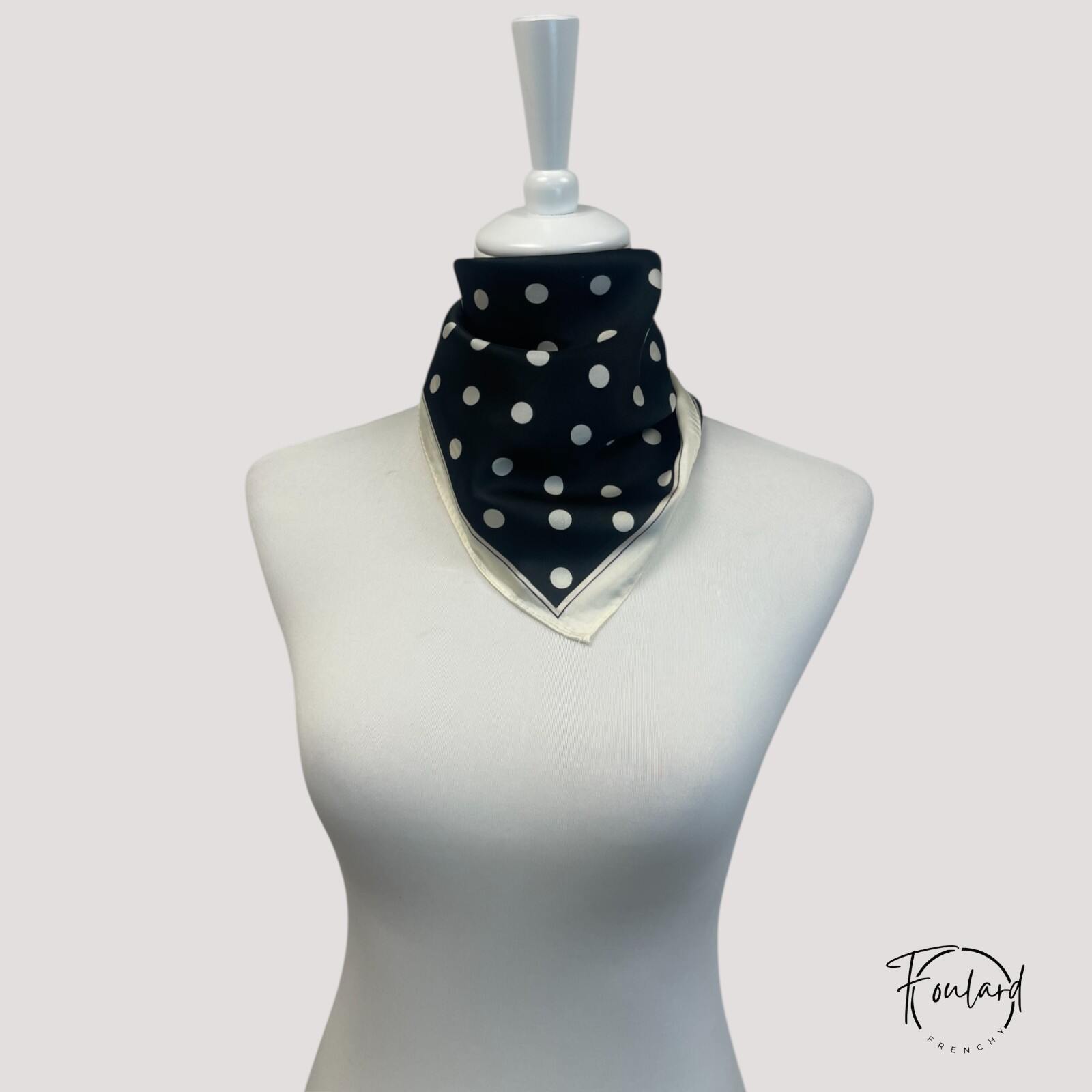 Foulard carré noir à pois blancs et bordure crème