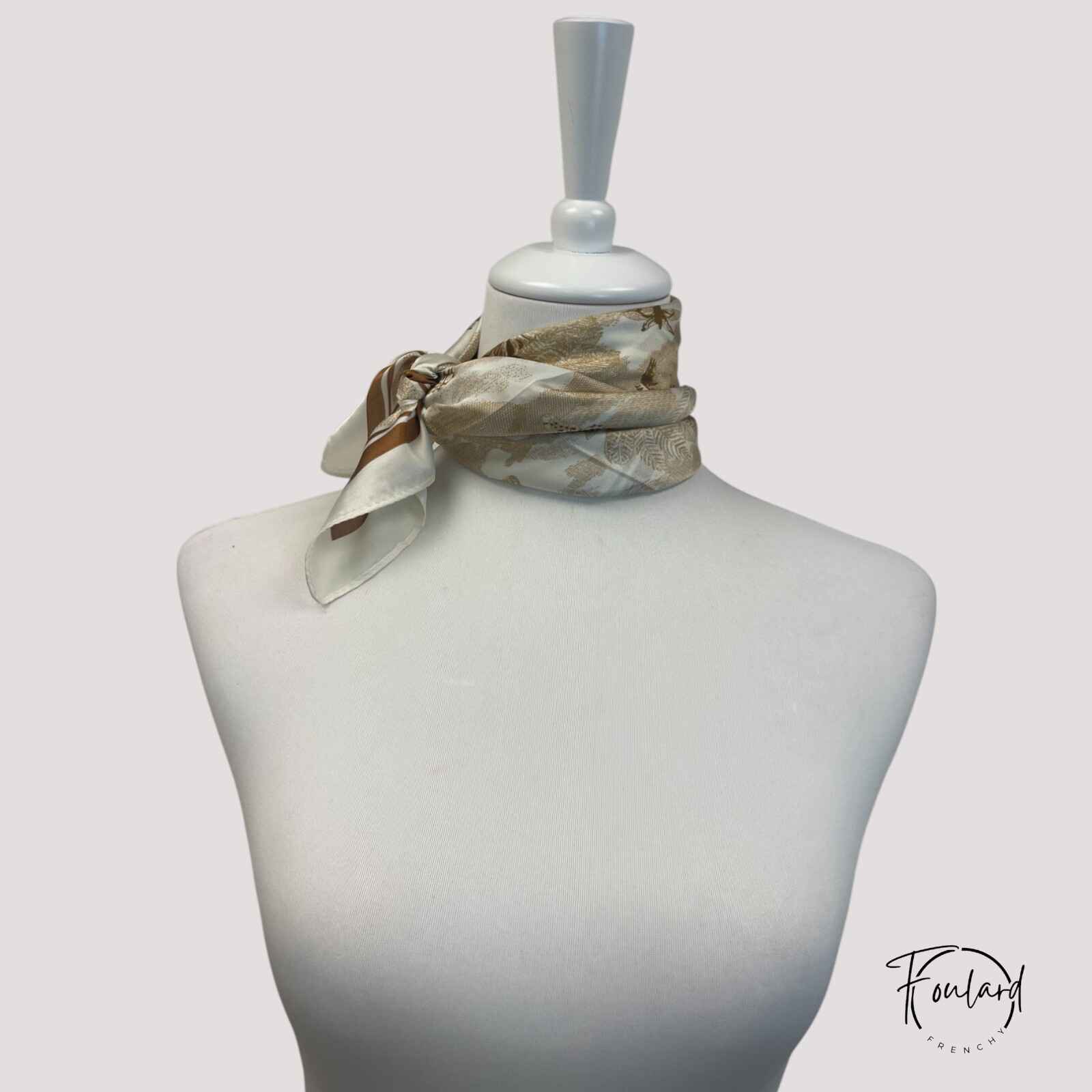 Vue d'ensemble du foulard carré, bordure brun et caramel