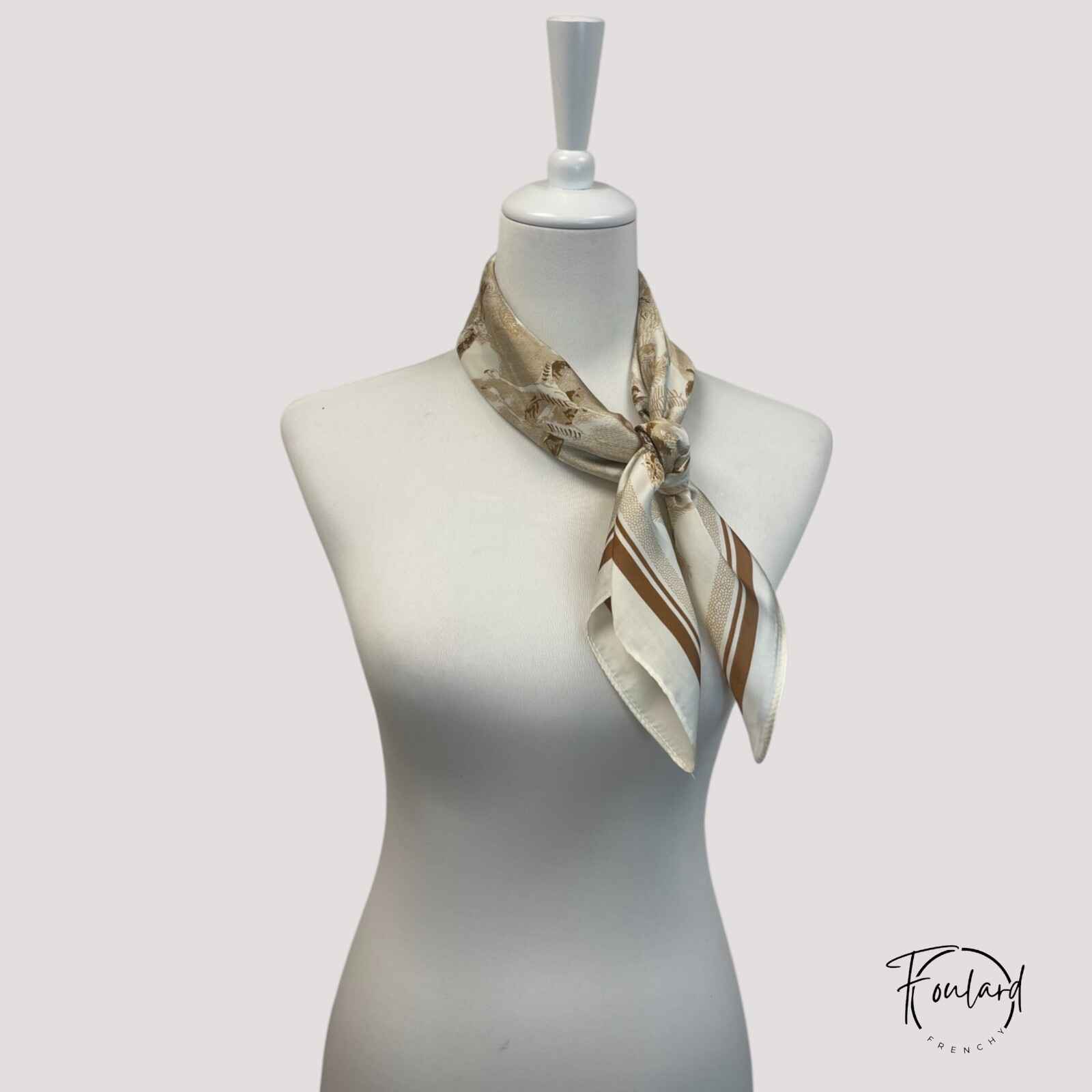 Foulard noué, montrant le motif et les couleurs douces