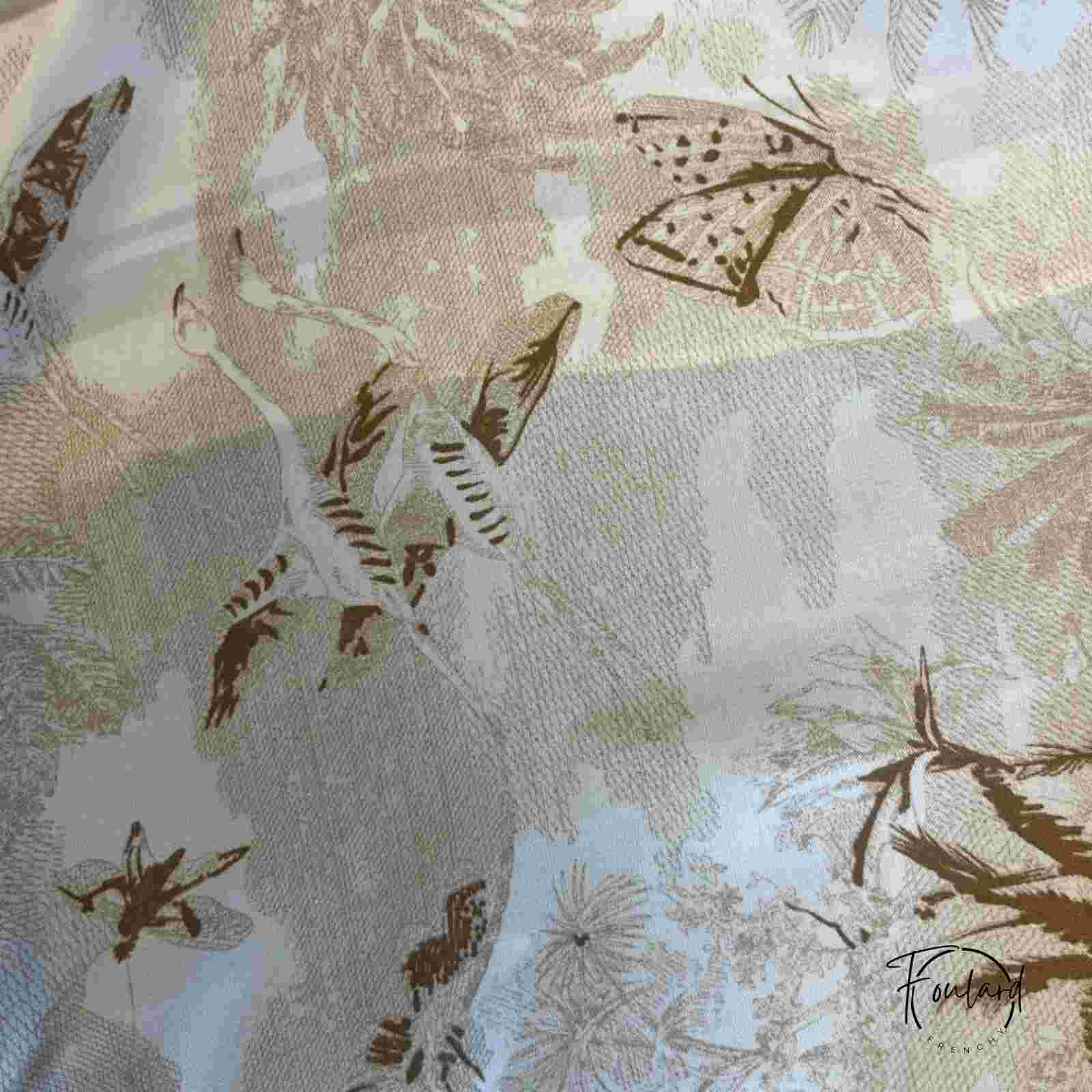 Texture soyeuse du foulard, motif gravure ancienne