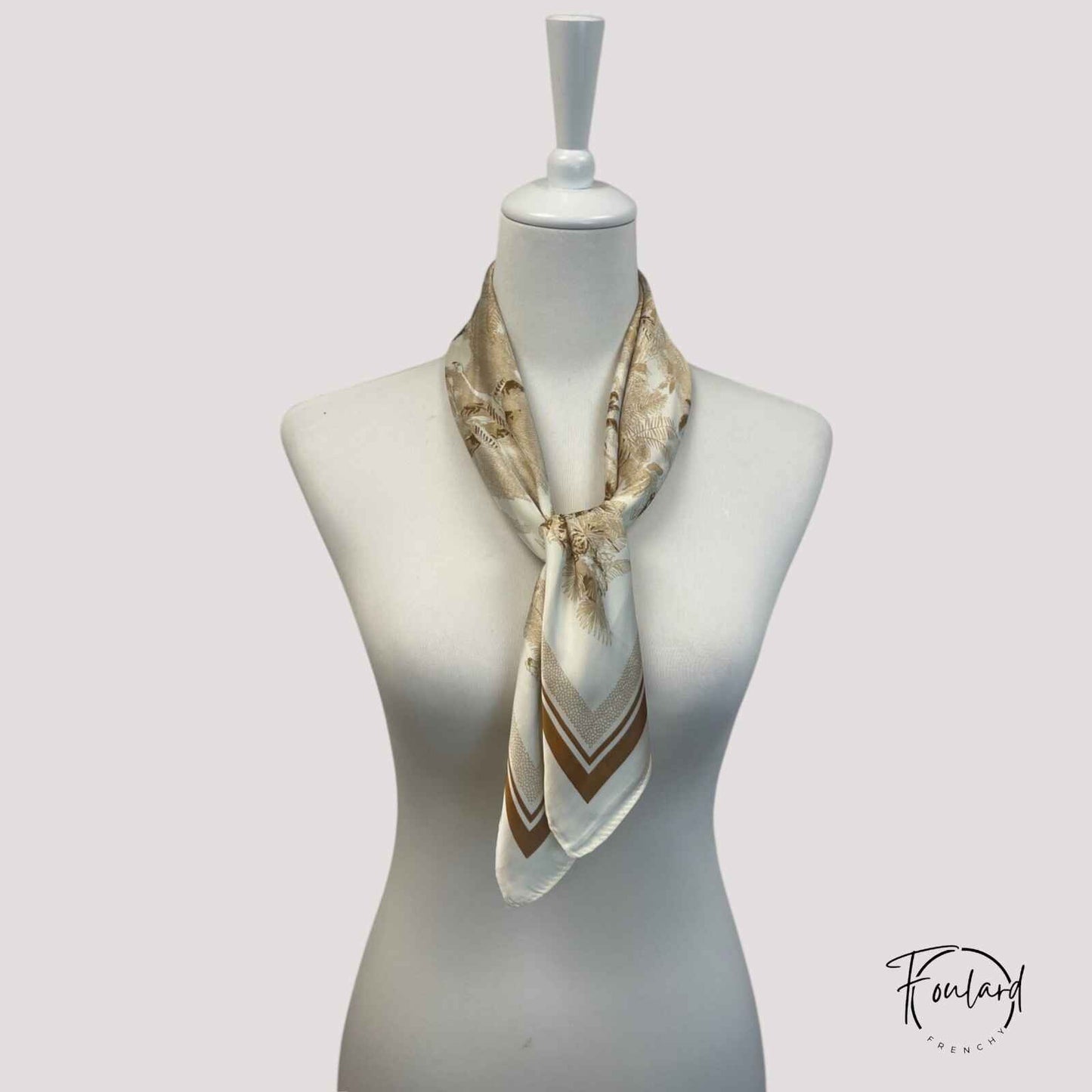 Détail de l'imprimé paysage sur foulard en polyester