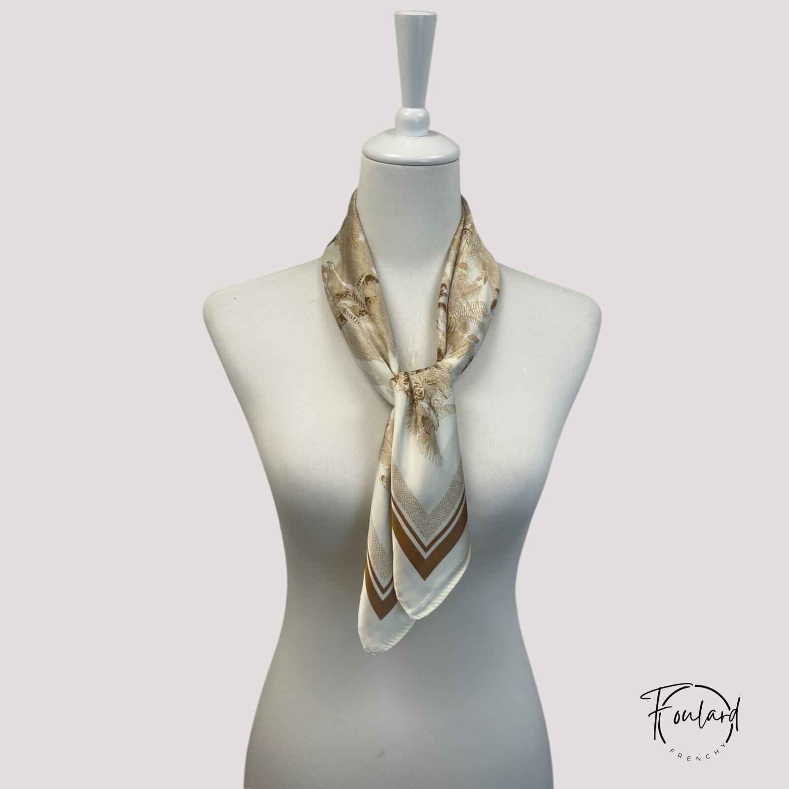 Détail de l'imprimé paysage sur foulard en polyester