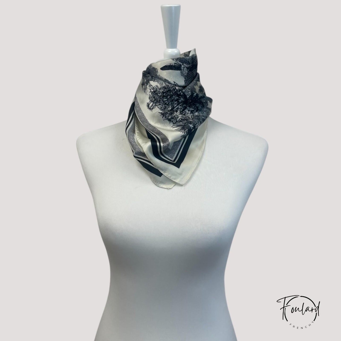 Foulard carré en polyester avec motif noir sur crème