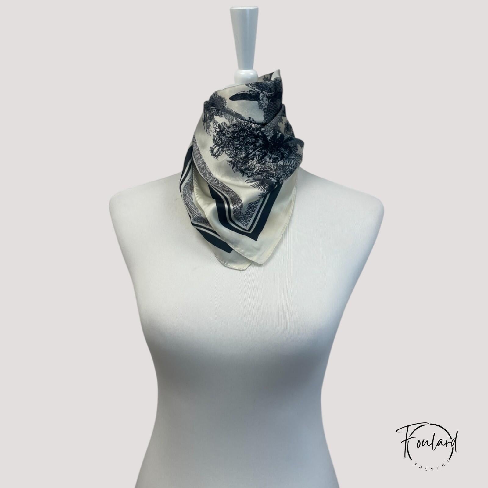 Foulard carré en polyester avec motif noir sur crème