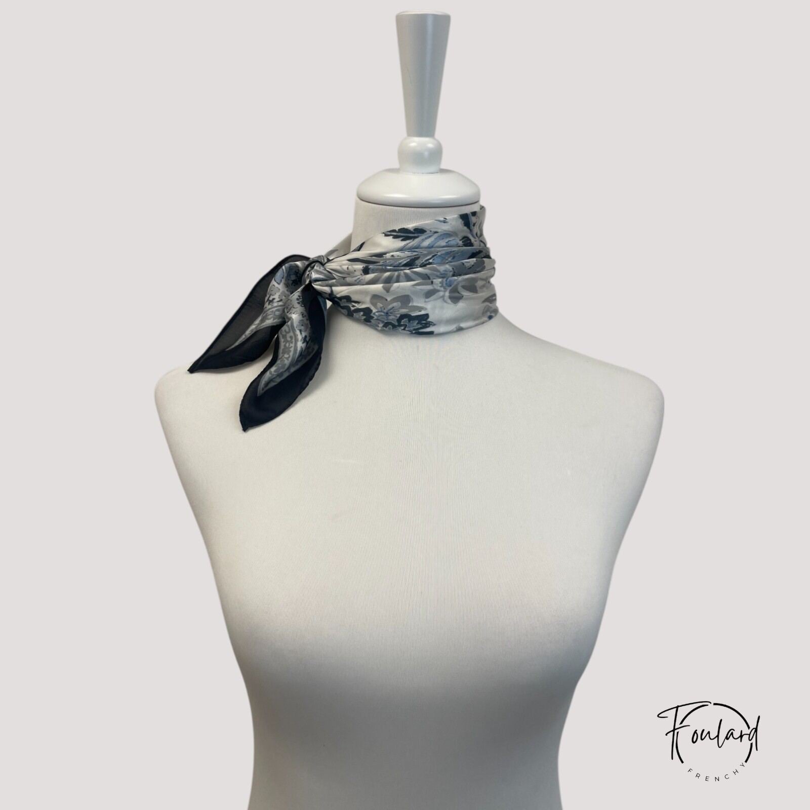 Vue d'ensemble du foulard carré, motif floral stylisé