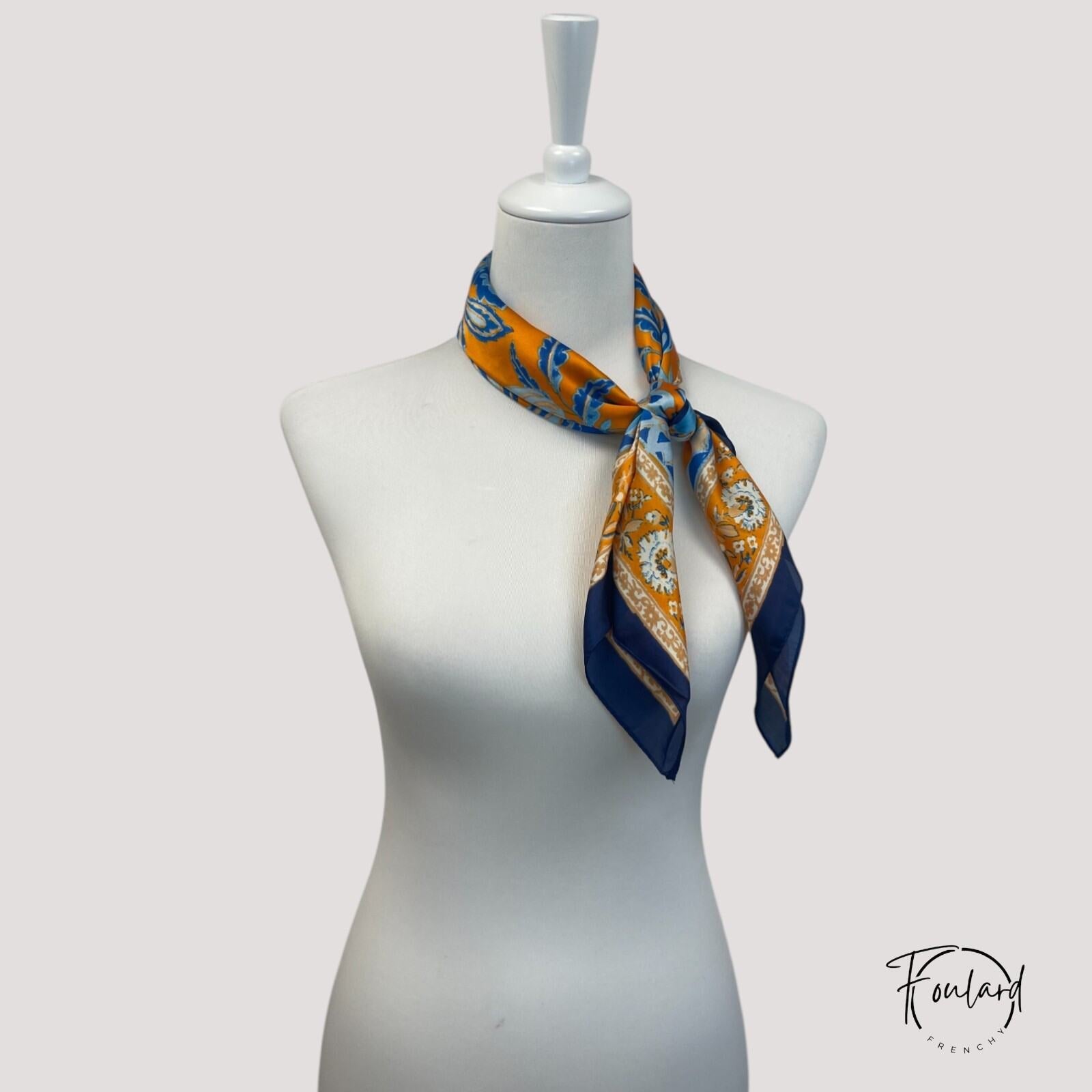Foulard en polyester avec motifs orientaux et bordure