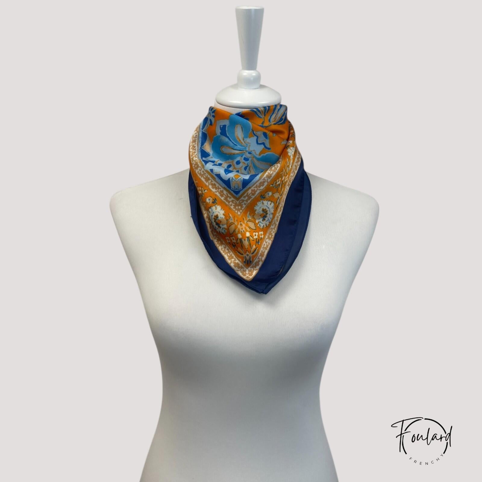 Foulard carré avec motif floral oriental vibrant