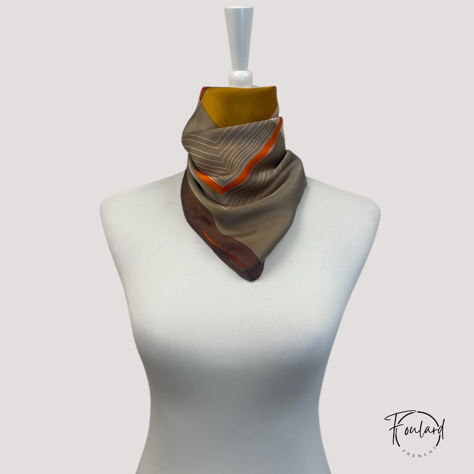 Foulard carré avec motifs géométriques colorés