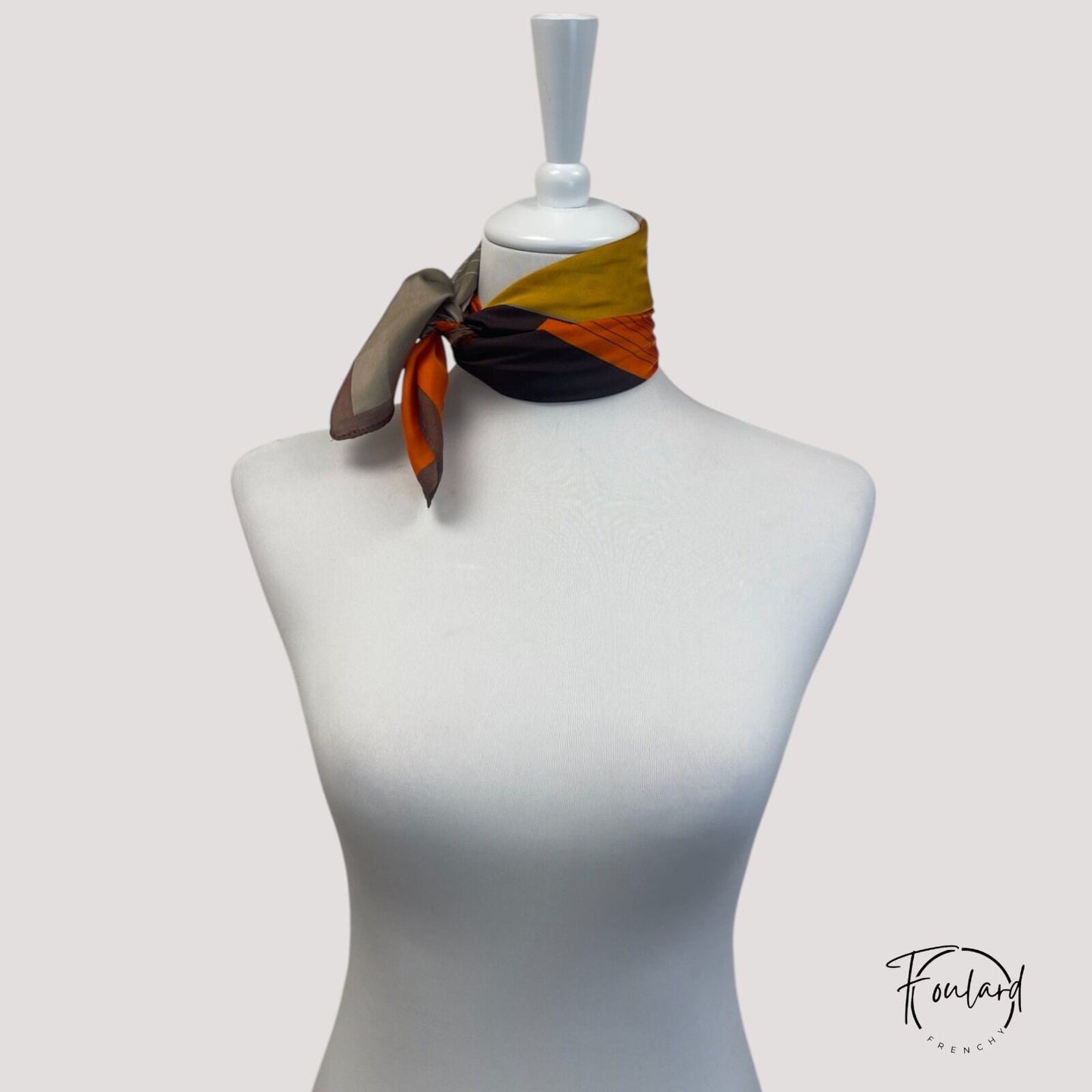 Détail des motifs graphiques sur foulard polyester