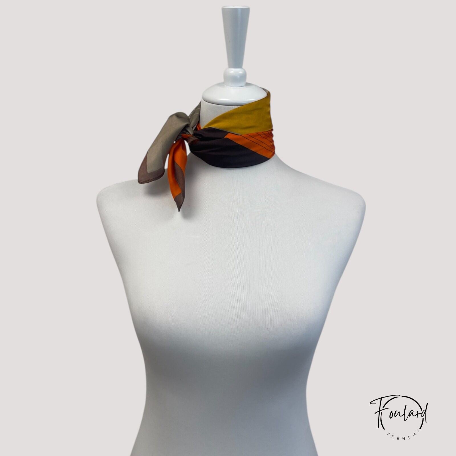 Détail des motifs graphiques sur foulard polyester