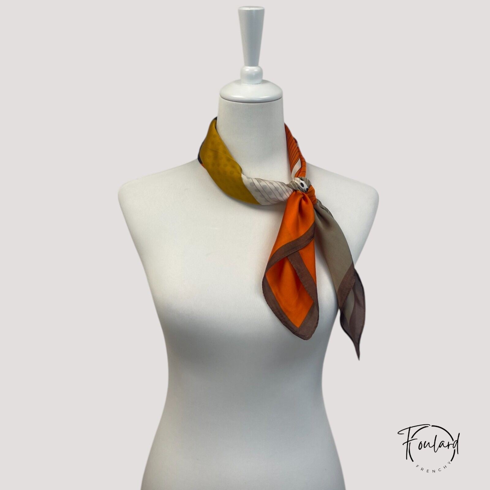 Foulard noué montrant texture et teintes variées