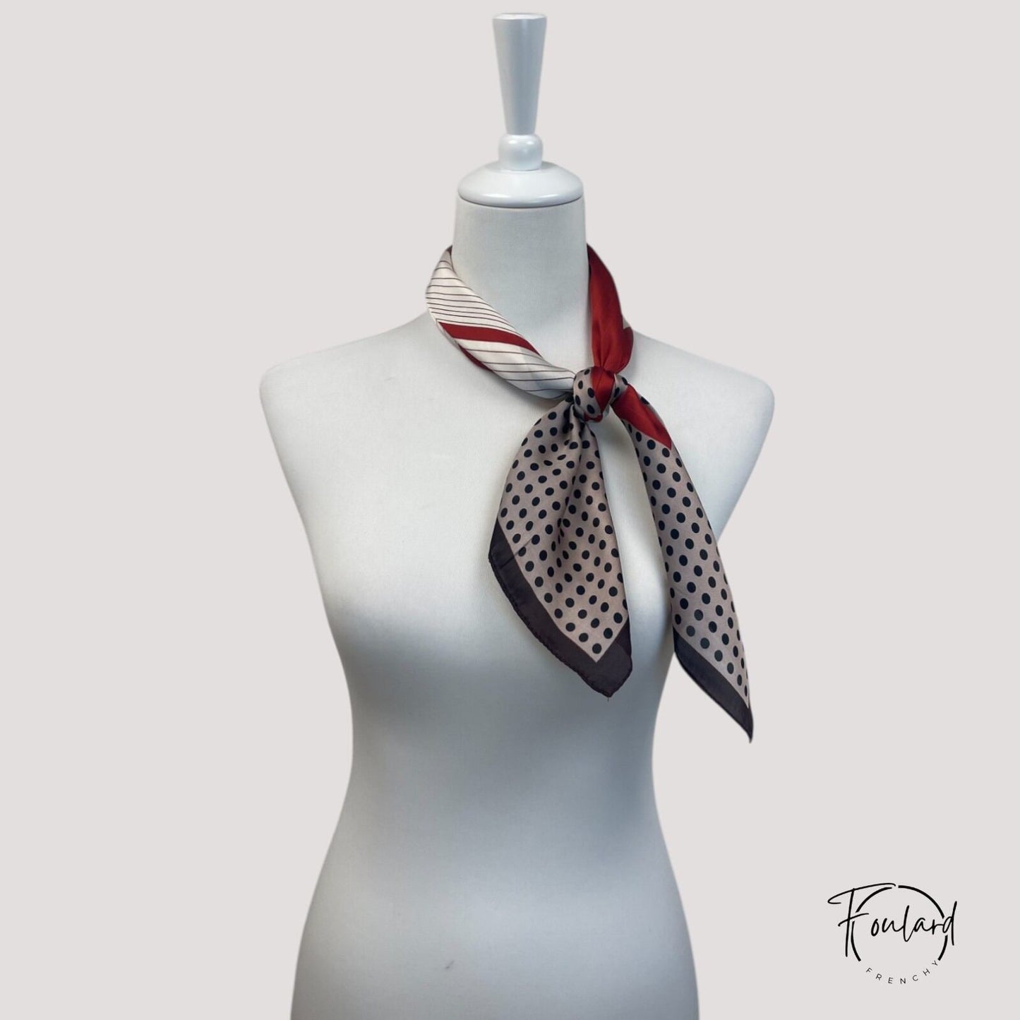 Foulard en polyester, bordure noire et design asymétrique