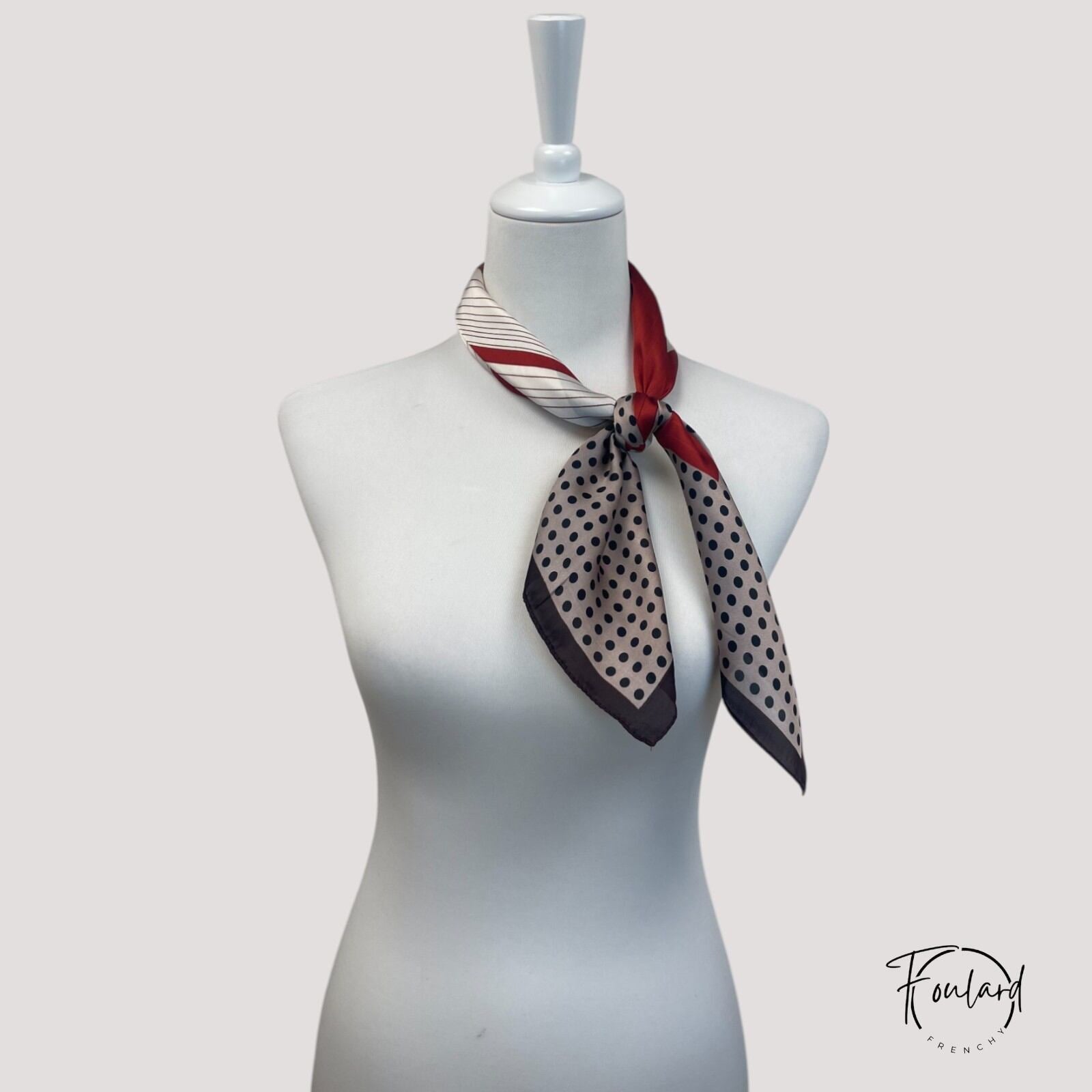 Foulard en polyester, bordure noire et design asymétrique