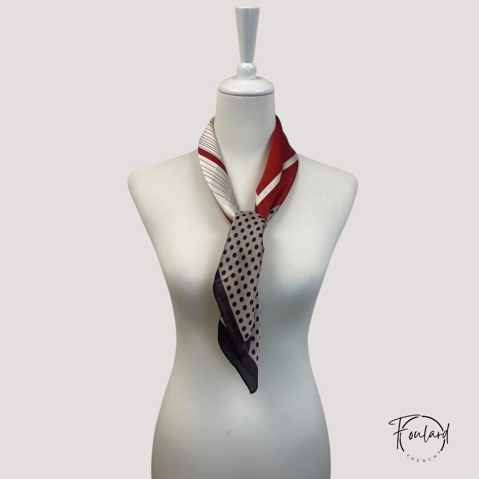 Détail des motifs pois et rayures sur fond beige