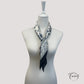 Détail du motif floral baroque sur foulard bleu et gris