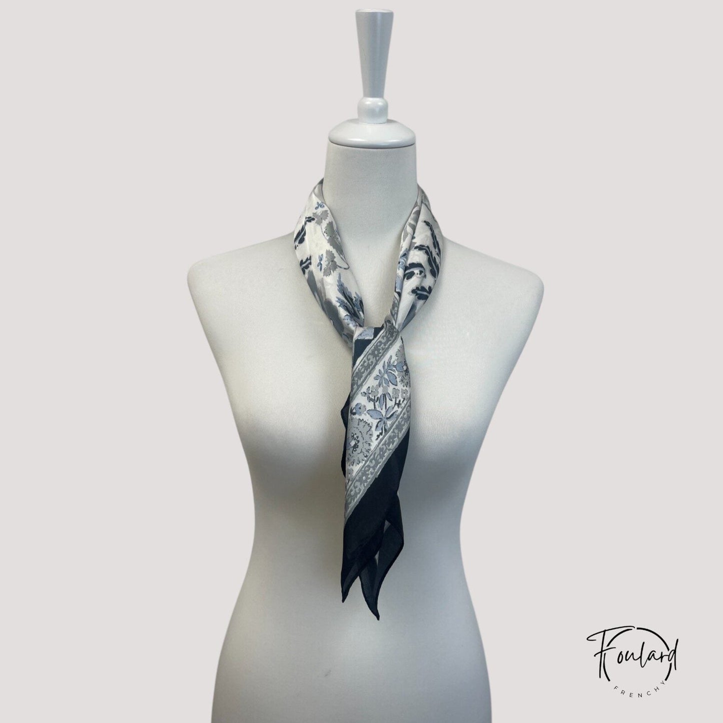 Détail du motif floral baroque sur foulard bleu et gris
