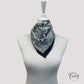 Foulard carré avec motif floral baroque bleu et argenté
